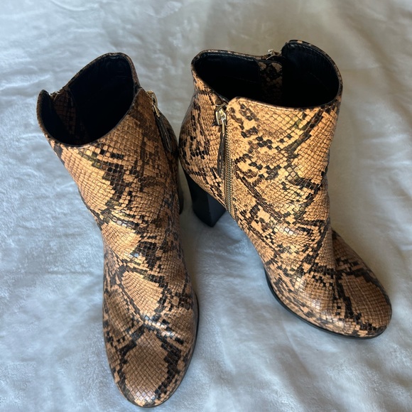 KENNETH COLE
Block Heel Zip-Up Booties - Picture 7 of 7